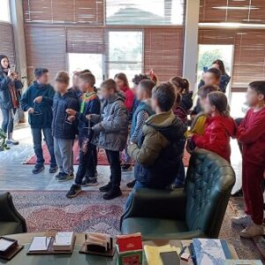 Μαθητές του Δημοτικού Σχολείου Αρχαίας Ολυμπίας έψαλαν τα κάλαντα στο Δημαρχείο