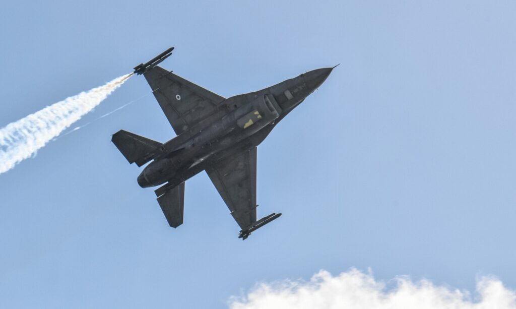 F16