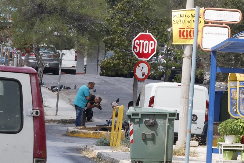 [371519] ΚΕΡΑΤΣΙΝΙ. ΟΔΗΓΟΣ ΜΗΧΑΝΗΣ ΠΕΤΑΞΕ ΤΣΑΝΤΑ ΜΕ ΧΕΙΡΟΒΟΜΒΙΔΕΣ ΜΕΤΑ ΑΠΟ ΚΑΤΑΔΙΩΞΗ.ΣΤΟ ΣΗΜΕΙΟ ΒΡΙΣΚΕΤΑΙ ΚΛΙΜΑΚΙΟ ΤΕΕΜ (ΓΙΩΡΓΟΣ ΚΟΝΤΑΡΙΝΗΣ / EUROKINISSI)