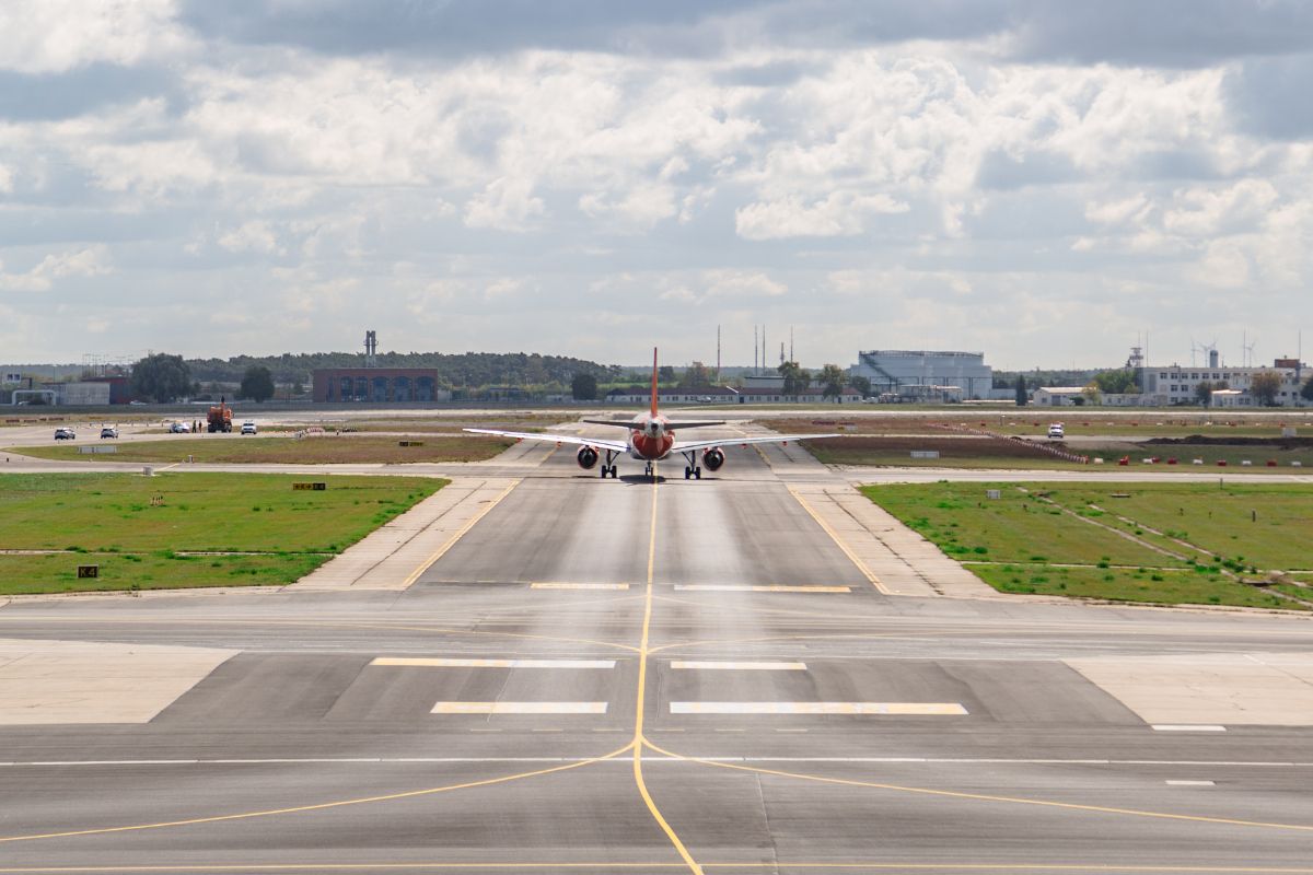 airport aerodromio aeroplano airplane