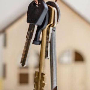 akinhta enoikiasi misthosi