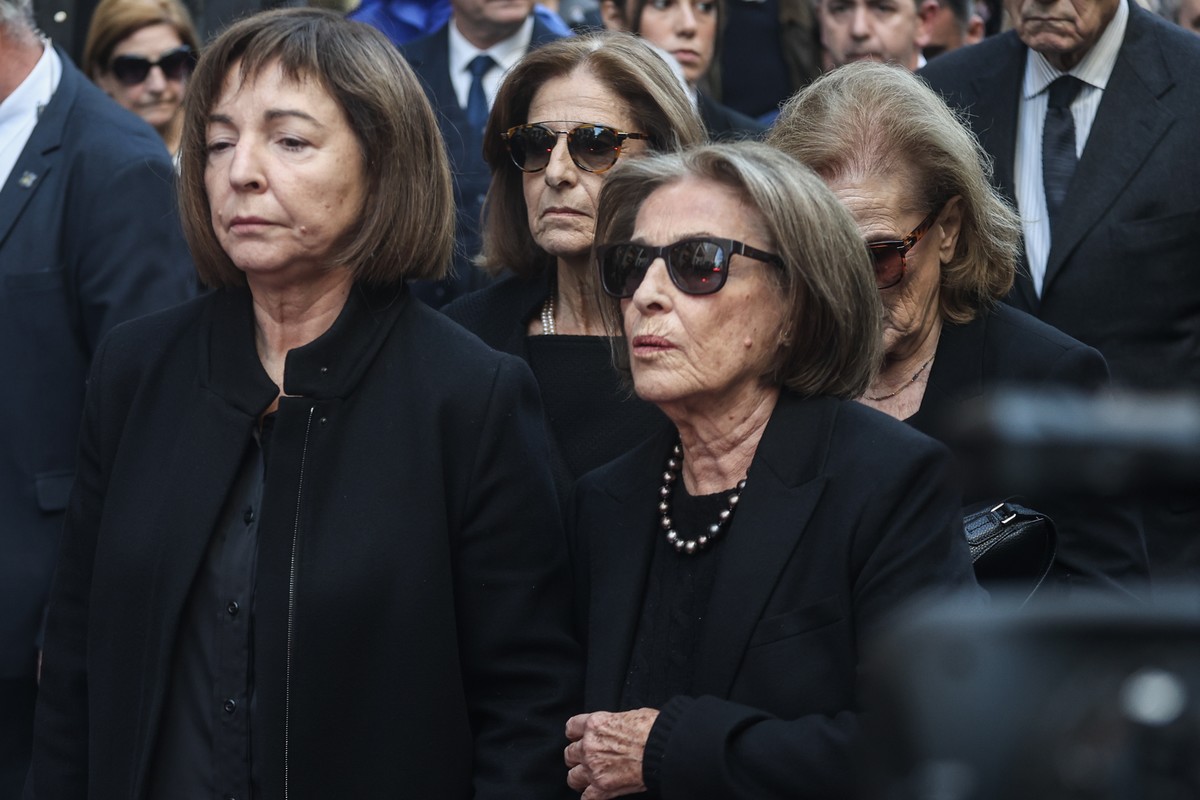 Athens; Cathedral of Athens; church; Costas Simitis; former; Funeral service; Kostas Simitis; prime minister; Αθήνα; Δάφνη Σημίτη; Κώστας Σημίτης; Μαριλένα Σημίτη; Μητρόπολη Αθηνών; εκκλησία; εξόδιος ακολουθία; ιερός ναός; κηδεία; νεκρώσιμος ακολουθία; πομπή; πρωθυπουργός; πρώην;