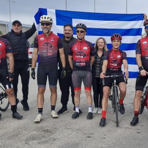 Η ΟΜΑΔΑ ΜΕ ΧΑΜΟΓΕΛΑ ΠΡΙΝ ΤΗΝ ΕΚΚΙΝΗΣΗ ΜΕ ΓΙΟΡΤΙΝΗ ΔΙΑΘΕΣΗ scaled