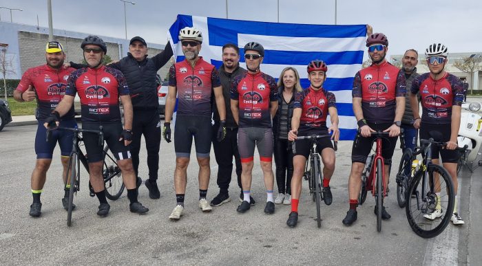 Η ΟΜΑΔΑ ΜΕ ΧΑΜΟΓΕΛΑ ΠΡΙΝ ΤΗΝ ΕΚΚΙΝΗΣΗ ΜΕ ΓΙΟΡΤΙΝΗ ΔΙΑΘΕΣΗ scaled