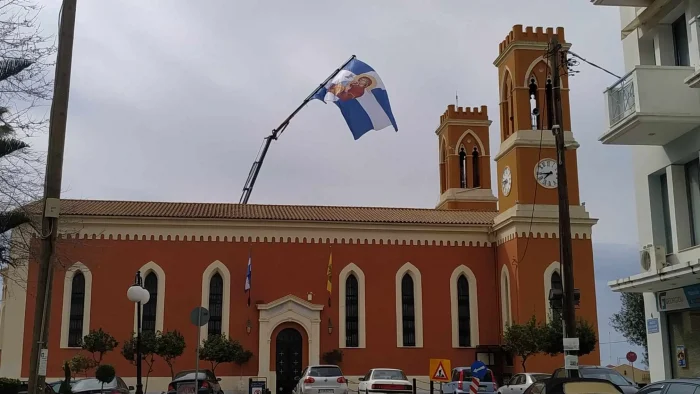 Η γιγάντια Ελληνική Σημαία κυματίζει για πέμπτη χρονιά σήμερα το πρωί στον Πύργο