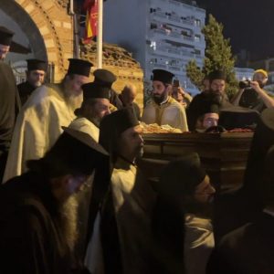 λαϊκό προσκύνημα το σκήνωμα του Ηλείου στην καταγωγή Μητροπολίτη πρώην Θεσσαλονίκης Άνθιμου