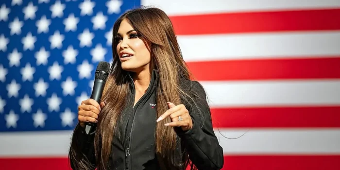 kimberly guilfoyle mikrofono simaia amerikaniki 0.jpg