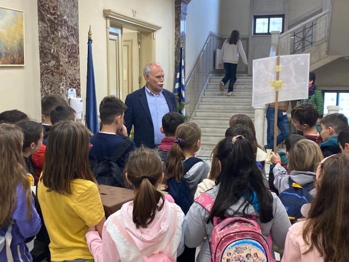 Με παιδικές μελωδίες γέμισε το Λάτσειο Δημοτικό Μέγαρο από τα κάλαντα του Λαζάρου που έψαλαν στον Δήμαρχο Στάθη Καννή