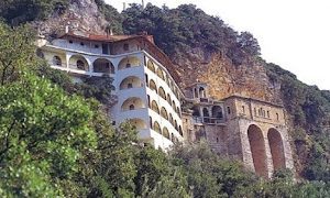 h entypwsiakh iera monh panagias sepetoy olympias kai h spoydaia ths istoria ena monasthri kremasmeno sta braxia ths oreinhs hleias video