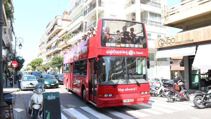 kokkino leoforeio touristes pyrgos