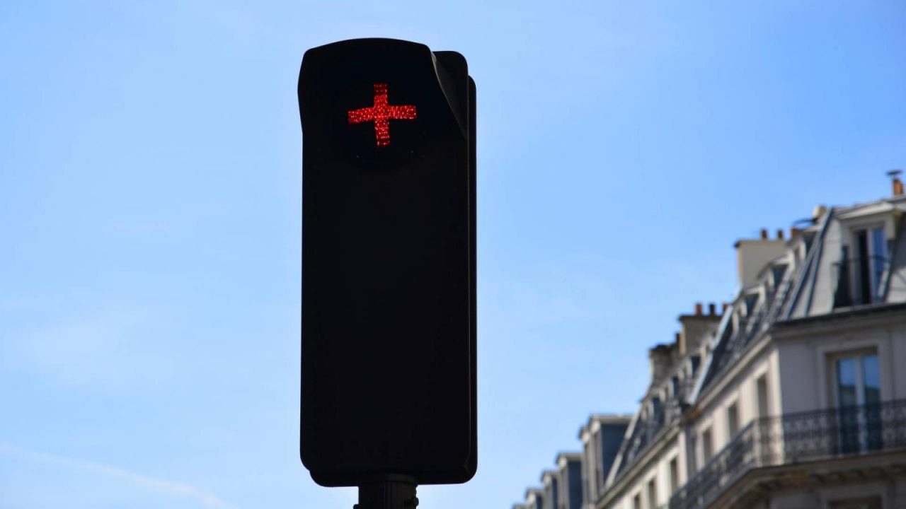 red cross traffic light 1 ελληνικός σταυρός στα φανάρια