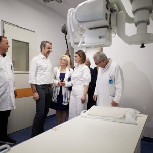 [378161] Ο ΠΡΩΘΥΠΟΥΡΓΟΣ ΚΥΡΙΑΚΟΣ ΜΗΤΣΟΤΑΚΗΣ ΚΑΙ Ο ΥΠΟΥΡΓΟΣ ΥΓΕΙΑΣ ΑΔΩΝΙΣ ΓΕΩΡΓΙΑΔΗΣ ΣΤΟ ΑΝΑΚΑΙΝΙΣΜΕΝΟ ΚΕΝΤΡΟ ΥΓΕΙΑΣ ΜΕΓΑΡΩΝ (ΔΗΜΗΤΡΗΣ ΠΑΠΑΜΗΤΣΟΣ/ΓΡΑΦΕΙΟ ΤΥΠΟΥ ΠΡΩΘΥΠΟΥΡΓΟΥ/EUROKINISSI)