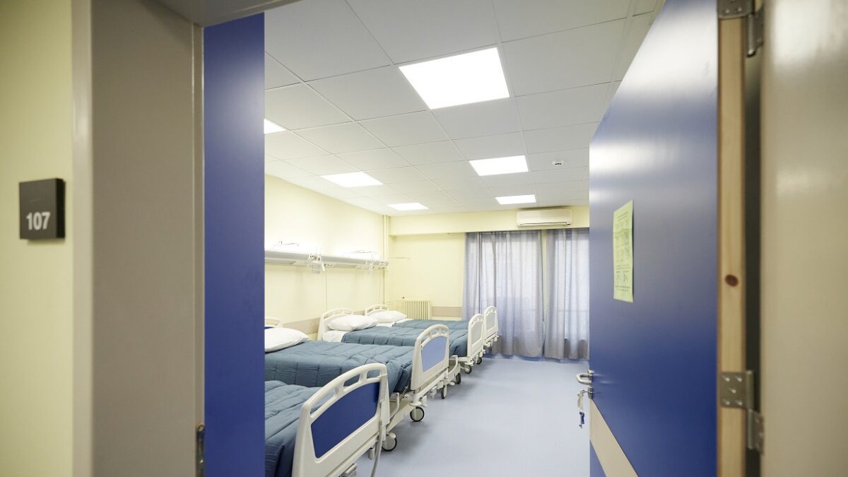 ΕΠΙΣΚΕΨΗ ΤΟΥ ΠΡΩΘΥΠΟΥΡΓΟΥ ΚΥΡΙΑΚΟΥ ΜΗΤΣΟΤΑΚΗ ΣΤΟ ΤΖΑΝΕΙΟ ΝΟΣΟΚΟΜΕΙΟ (ΔΗΜΗΤΡΗΣ ΠΑΠΑΜΗΤΣΟΣ/ΓΡΑΦΕΙΟ ΤΥΠΟΥ ΠΡΩΘΥΠΟΥΡΓΟΥ/EUROKINISSI)