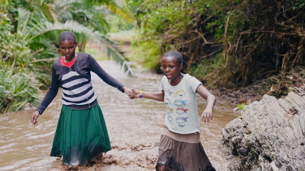 DT 25 girls don t cry still1