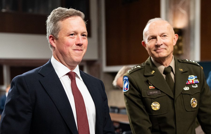 Ο Υπουργός Στρατού των ΗΠΑ, Daniel Driscoll και ο Αρχηγός του Επιτελείου των Χερσαίων Δυνάμεων των ΗΠΑ Randy George