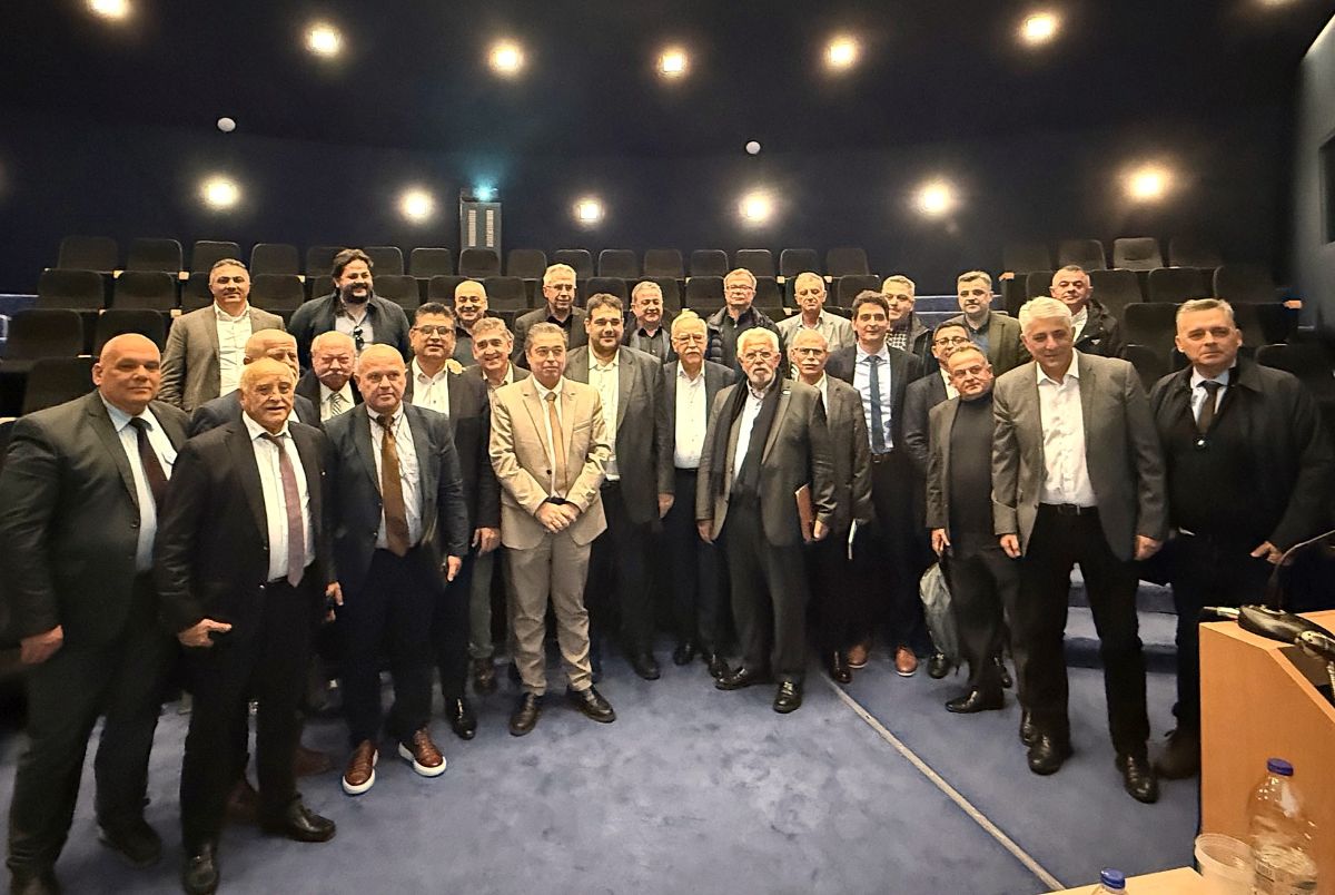 3 DHMARXOI ME LIVANIO