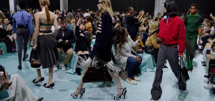 Prada εξαγοράζει τη Versace