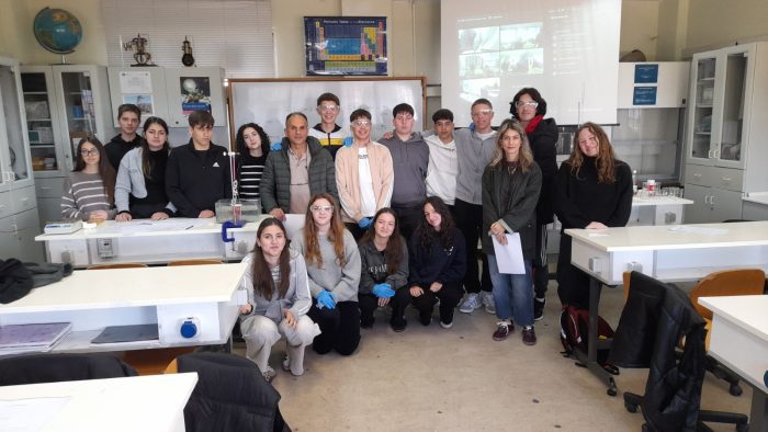 Γενικό Λύκειο Πελοπίου Ένα γοητευτικό ταξίδι στον κόσμο των πειραμάτων των Θετικών Επιστημών βίωσαν μαθητές