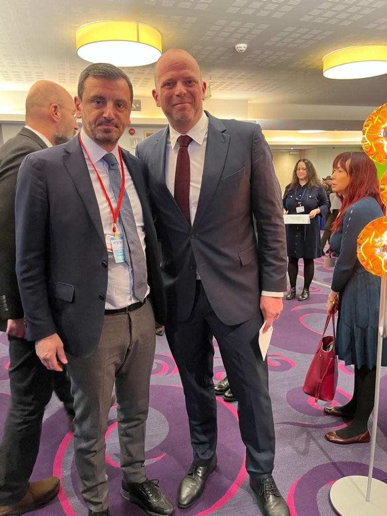 1fdadb99 b34f 4ff1 829e 3433abb1f2b2