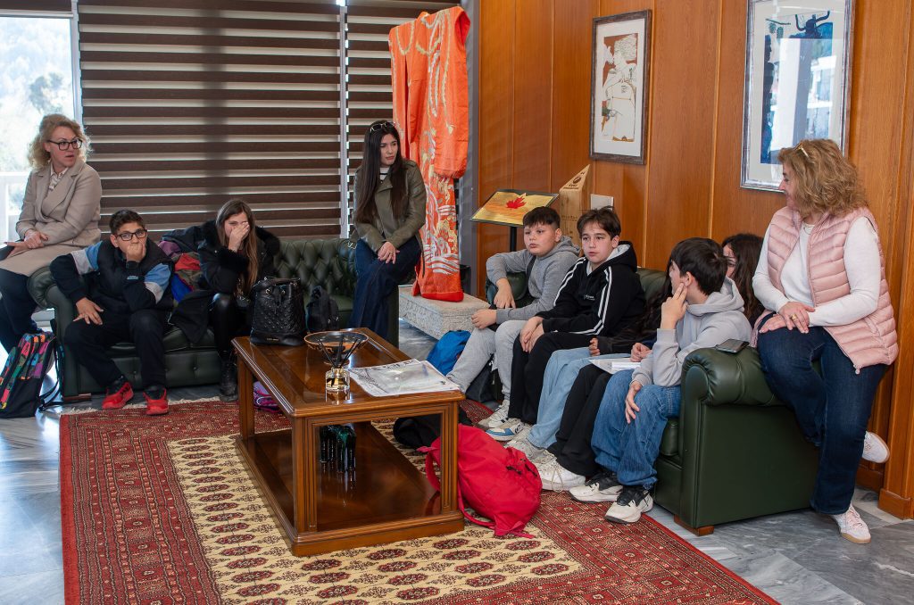 synenteuksi mathites pelopiou4