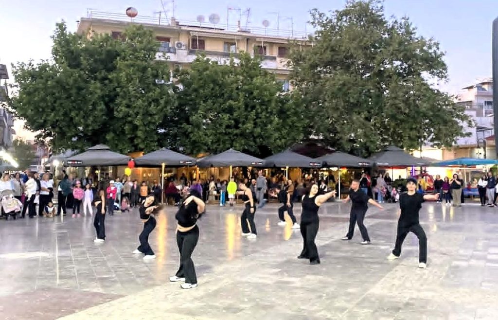 001 PAGKOSMIA HMERA XOROU.jpg