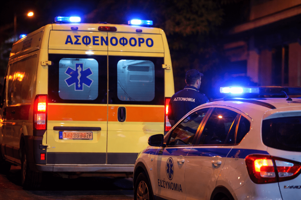 Επείγουσα σκηνή με ασθενοφόρο και αστυνομία asthenoforo astynomia