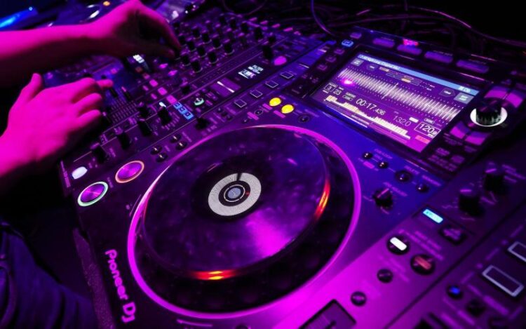 dj bar koini isixia ixorupoansi