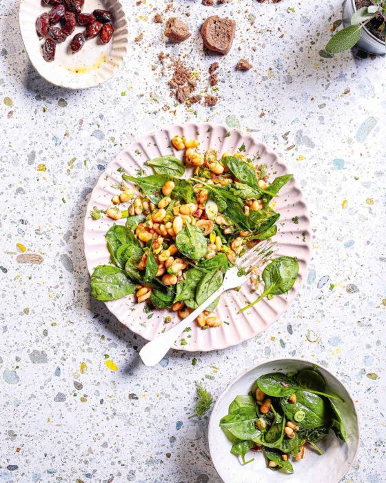 exotiki salata me fasolia spanaki kai pikantiki saltsa me portokali kai kakao gastronomos 1170x1463.jpeg