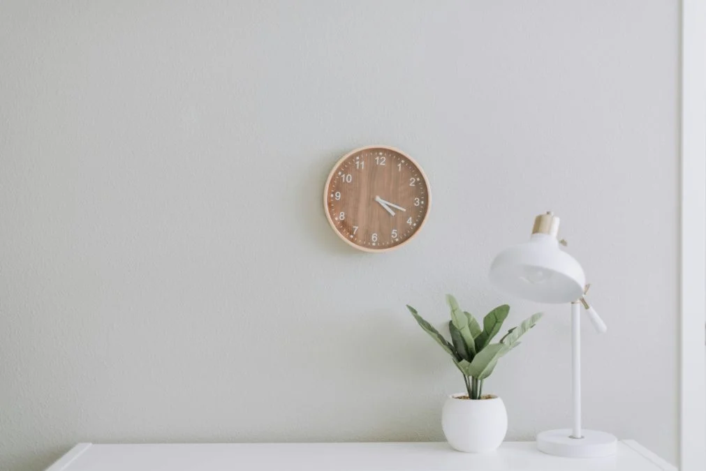 samantha gades BlIhVfXbi9s unsplash wall clock 1011x675.jpg