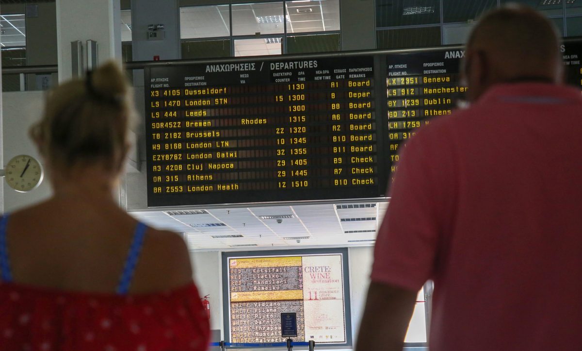 touristes aerodromio scaled e1771599203208.jpg